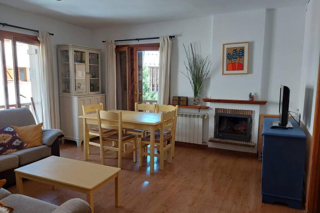 Casa Bihotz - Bonito Y Centrico Apartamento Con Garaje En Sallent Sallent de Gállego Kültér fotó